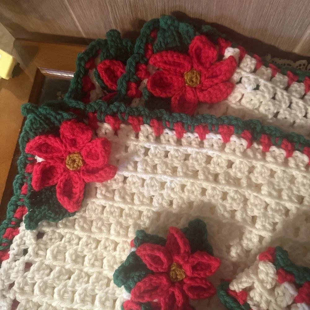 4 VTG Hand Crocheted Christmas Placemats Napkin Ring 3D Poinsettia White Red Grn